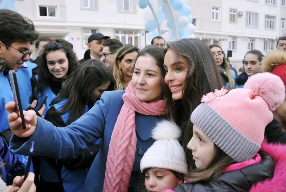 Leyla Əliyeva Səbail rayonunda abadlaşdırılan həyətin açılışında - -FOTOLAR