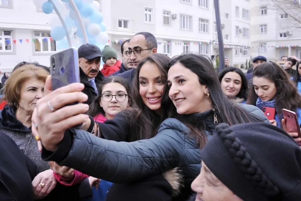 Leyla Əliyeva Səbail rayonunda abadlaşdırılan həyətin açılışında - -FOTOLAR