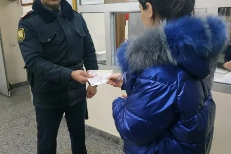 Polis Bakı kart aparatının yanında 2 000 manat tapdı - FOTO