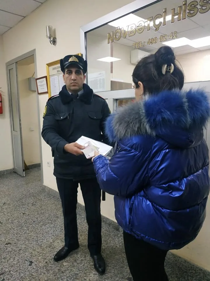 Polis Bakı kart aparatının yanında 2 000 manat tapdı - FOTO