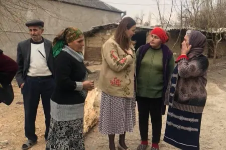 Qənirə Paşayeva məhəllə-məhəllə gəzərək seçicilərlə görüşür - FOTOLAR