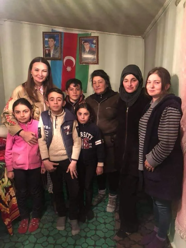 Qənirə Paşayeva məhəllə-məhəllə gəzərək seçicilərlə görüşür - FOTOLAR