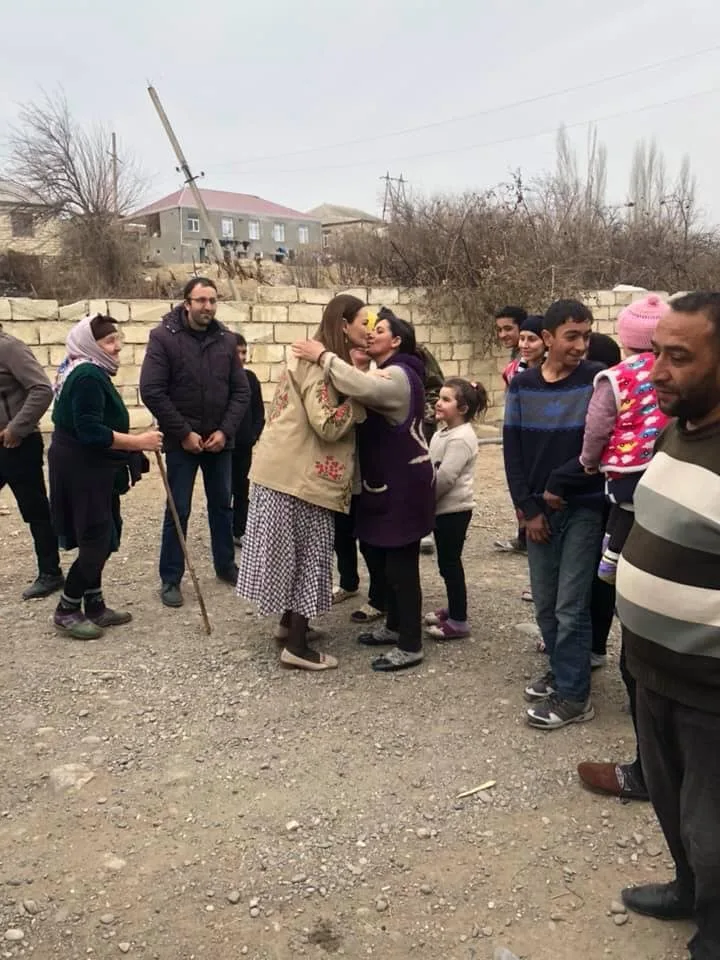 Qənirə Paşayeva məhəllə-məhəllə gəzərək seçicilərlə görüşür - FOTOLAR