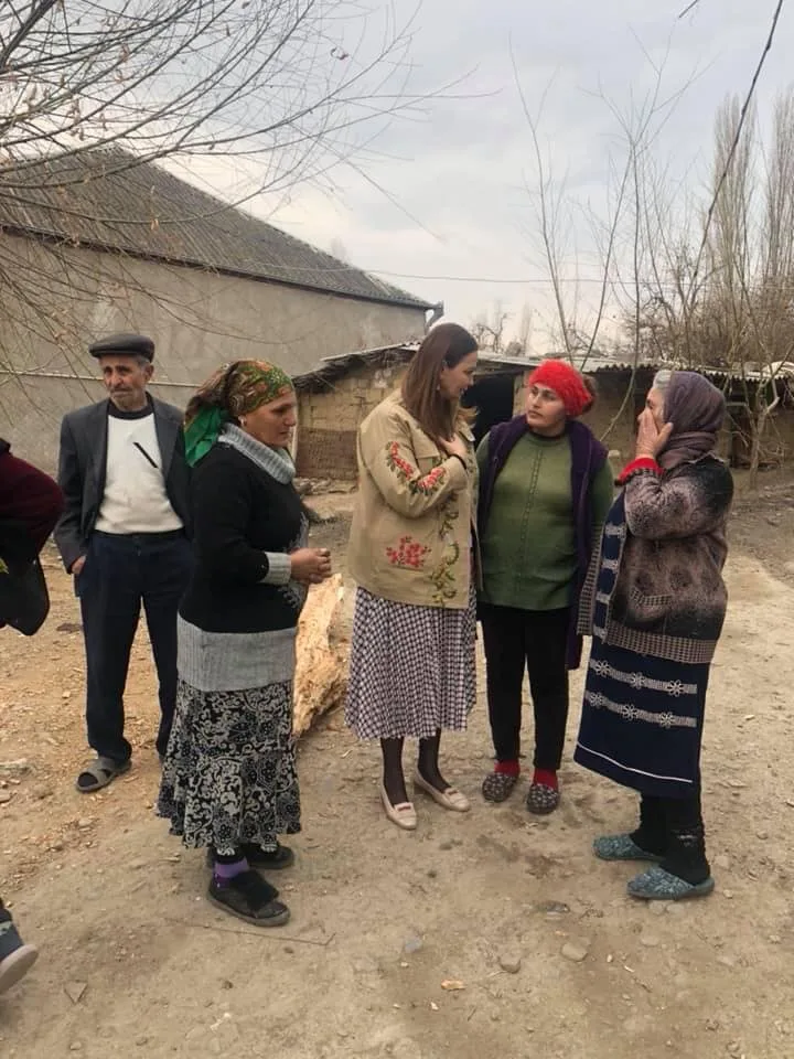 Qənirə Paşayeva məhəllə-məhəllə gəzərək seçicilərlə görüşür - FOTOLAR
