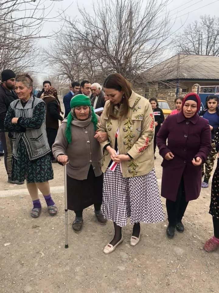 Qənirə Paşayeva məhəllə-məhəllə gəzərək seçicilərlə görüşür - FOTOLAR