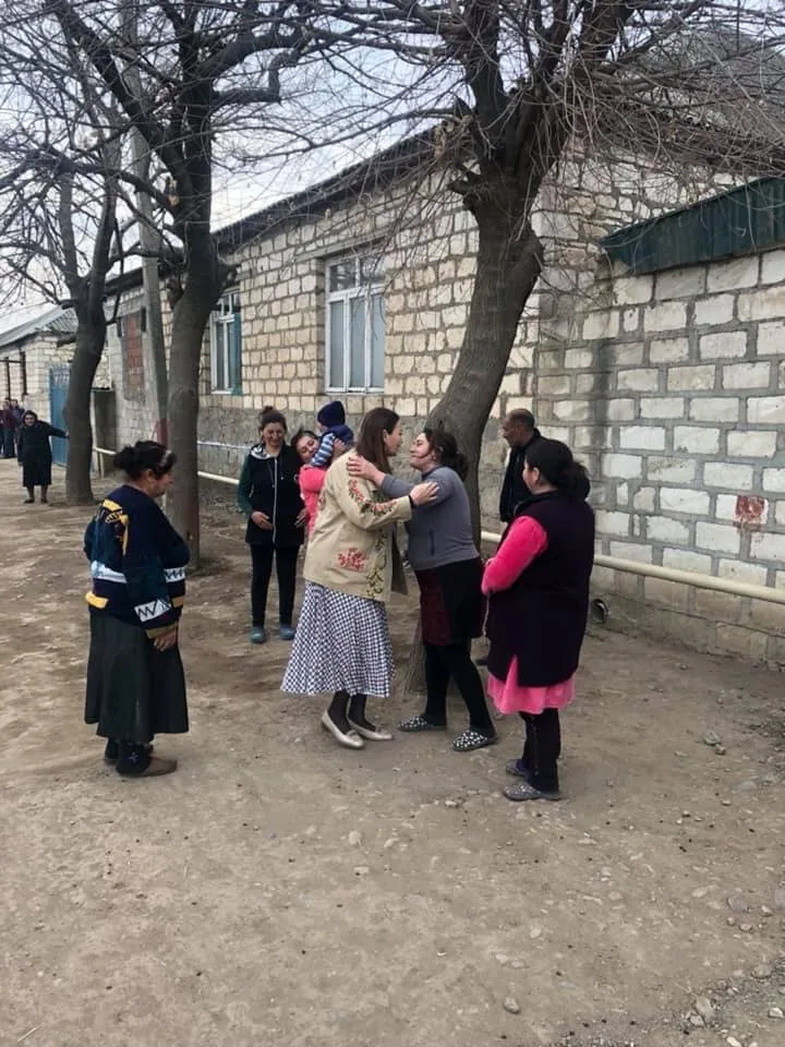 Qənirə Paşayeva məhəllə-məhəllə gəzərək seçicilərlə görüşür - FOTOLAR