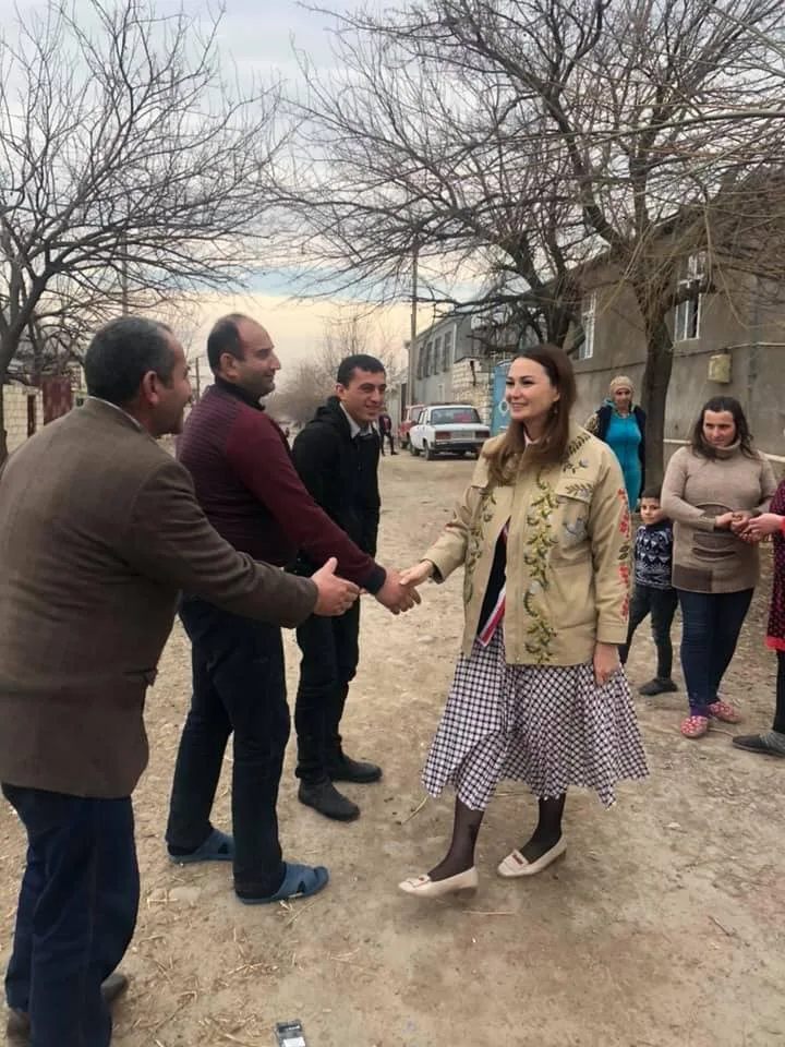 Qənirə Paşayeva məhəllə-məhəllə gəzərək seçicilərlə görüşür - FOTOLAR