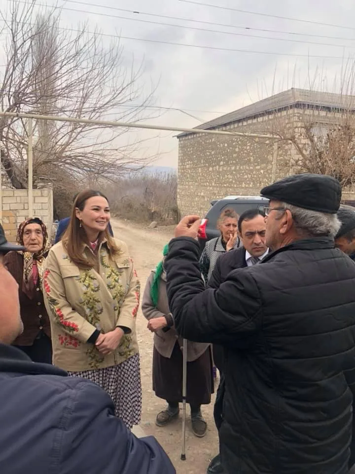 Qənirə Paşayeva məhəllə-məhəllə gəzərək seçicilərlə görüşür - FOTOLAR