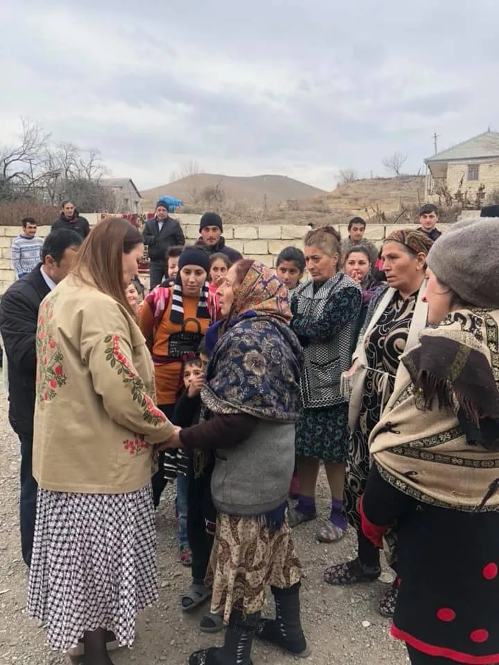 Qənirə Paşayeva məhəllə-məhəllə gəzərək seçicilərlə görüşür - FOTOLAR