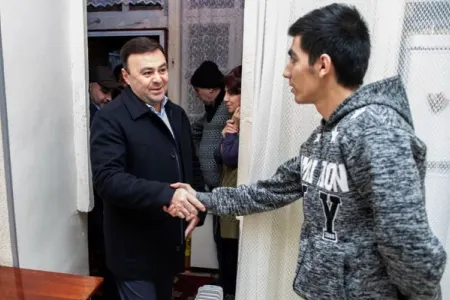 Elnur Allahverdiyev Aprel döyüşlərinin iştirakçısının evində - FOTOLAR