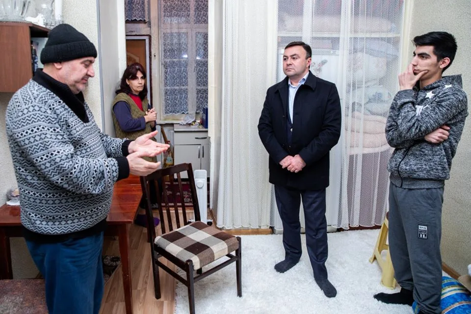 Elnur Allahverdiyev Aprel döyüşlərinin iştirakçısının evində - FOTOLAR