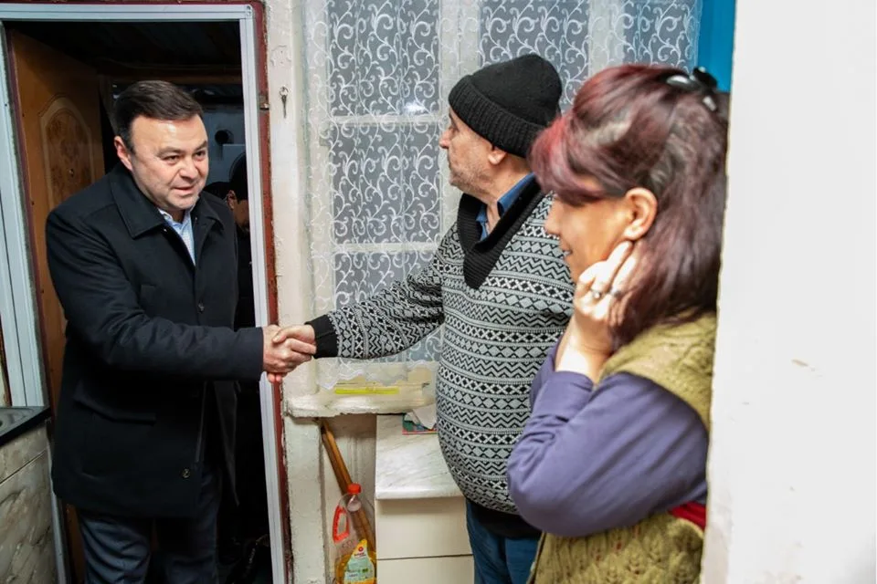 Elnur Allahverdiyev Aprel döyüşlərinin iştirakçısının evində - FOTOLAR