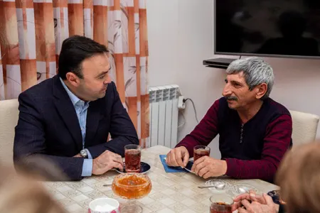 Elnur Allahverdiyev bu dəfə onların evində oldu - Fotolar