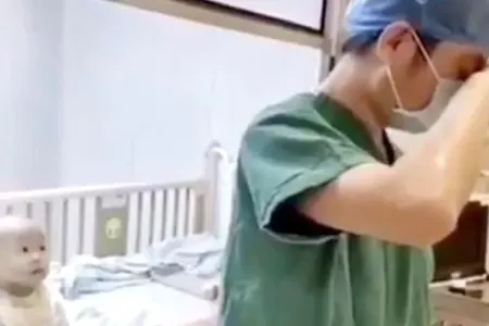 Ölümcül virusa yoluxan körpəsini qucaqlaya bilməyən ata - VİDEO