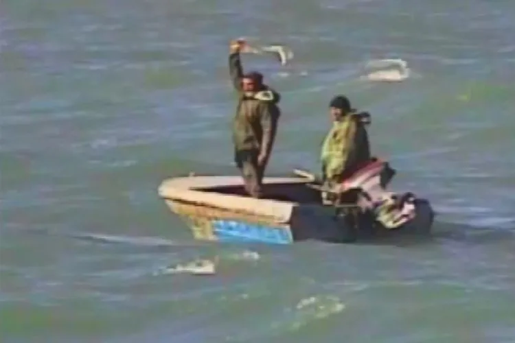 İki balıqçı Xəzərdə batmmaq təhlükəsi ilə - ÜZLƏŞDİ - FOTOLAR