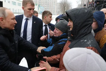 Putin soyuqda gözləyən insanlara görə kortejini saxlatdırdı - "Donacaqsınız" +VIDEO