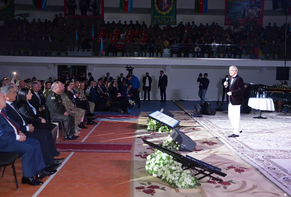 Polad Bülbüloğlunu hələ belə - GÖRMƏMİŞDİNİZ... - FOTO