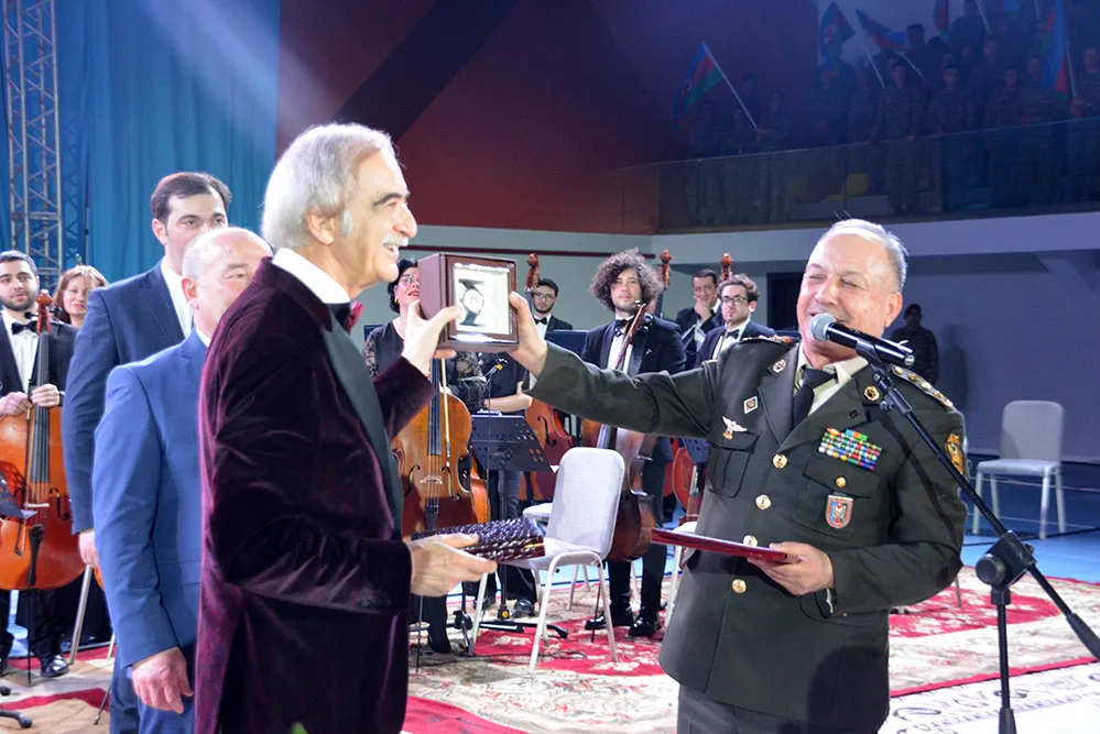 Polad Bülbüloğlunu hələ belə - GÖRMƏMİŞDİNİZ... - FOTO