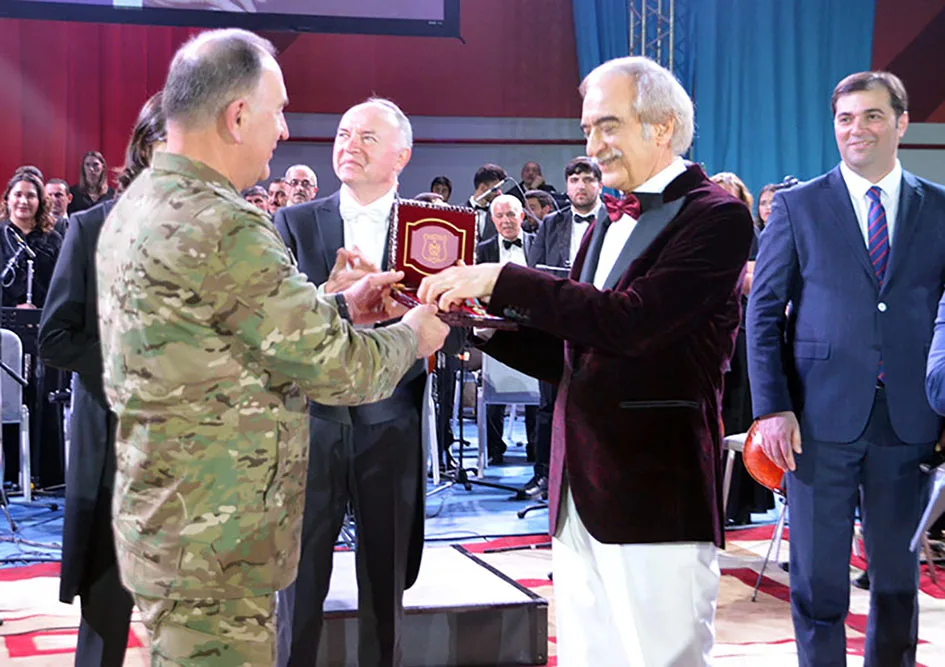 Polad Bülbüloğlunu hələ belə - GÖRMƏMİŞDİNİZ... - FOTO