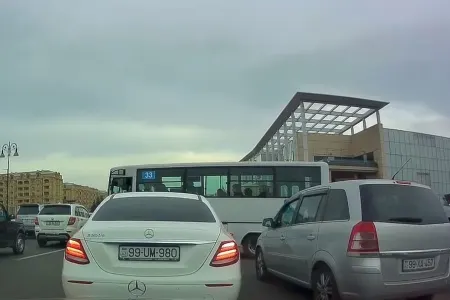 “Gənclik Mall”ın qarşısında marşrut avtobusu hoqqa çıxardı - – VİDEO