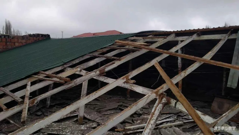 Şamaxıda evlərin damı uçdu, telefon və elektrik xətləri qırıldı - FOTO