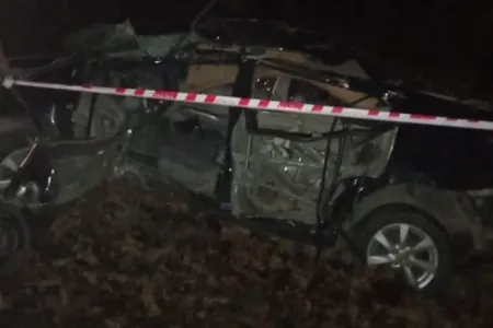 Avtomobil ağaca çırpıldı -1 ölü, 2 yaralı