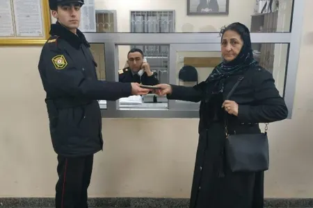 Bakıda yerdən 307 manat tapan polis - GÖRÜN, NEYLƏDİ