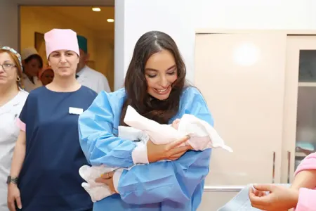 Leyla Əliyeva yeni doğulan körpələrə baş çəkdi - -FOTOLAR