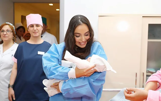 Leyla Əliyeva yeni doğulan körpələrə baş çəkdi - -FOTOLAR