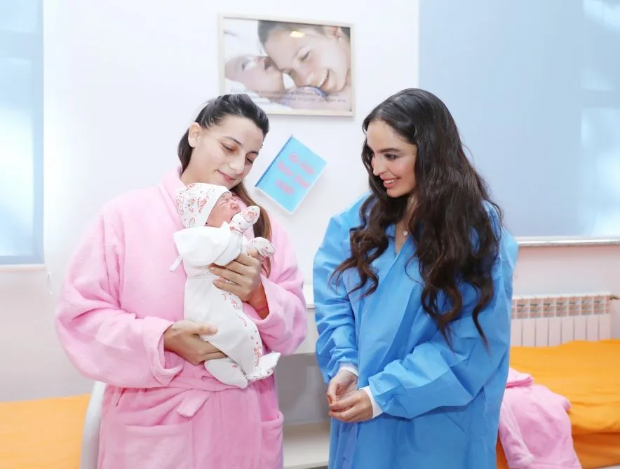 Leyla Əliyeva yeni doğulan körpələrə baş çəkdi - -FOTOLAR