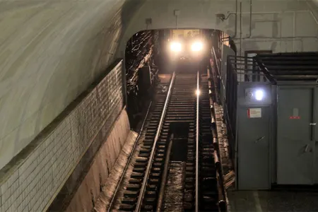 Bakı metrosunda sərnişin özünü qatar yoluna atdı