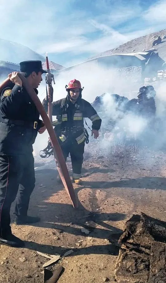 Polislər Qubada yanan evlərin söndürülməsinə - BELƏ KÖMƏK ETDİLƏR - FOTOLAR