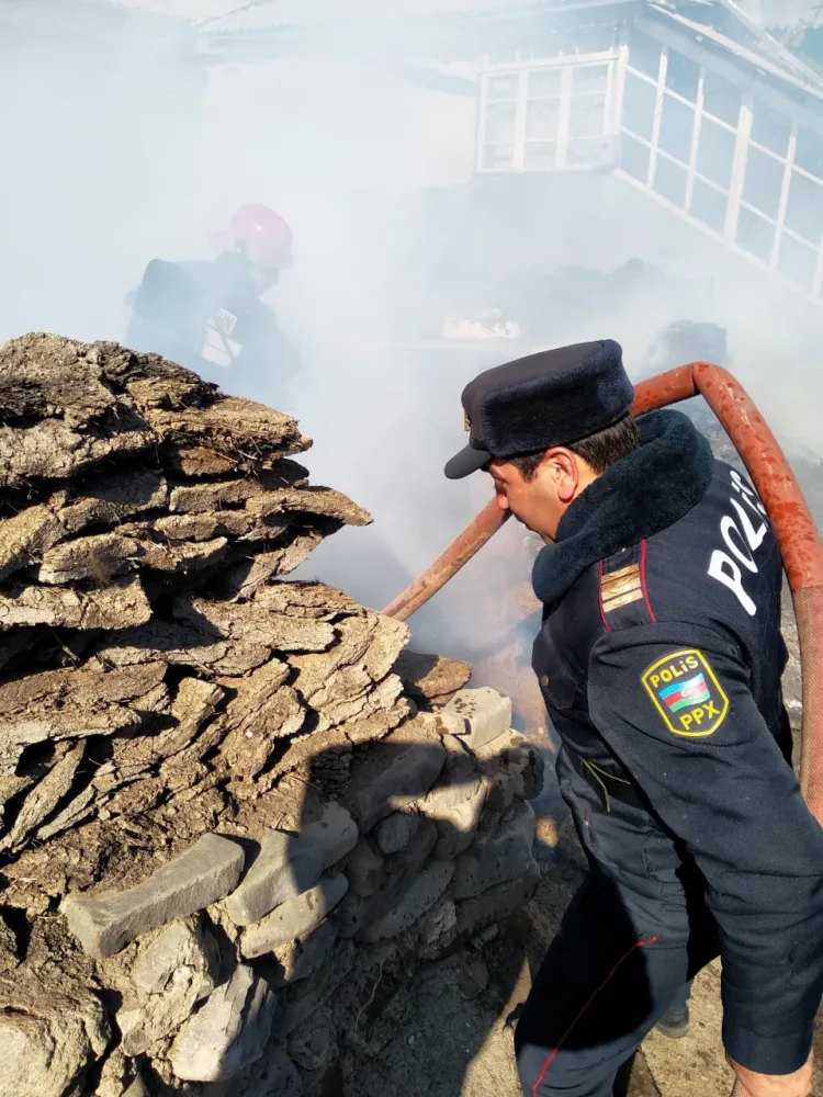 Polislər Qubada yanan evlərin söndürülməsinə - BELƏ KÖMƏK ETDİLƏR - FOTOLAR