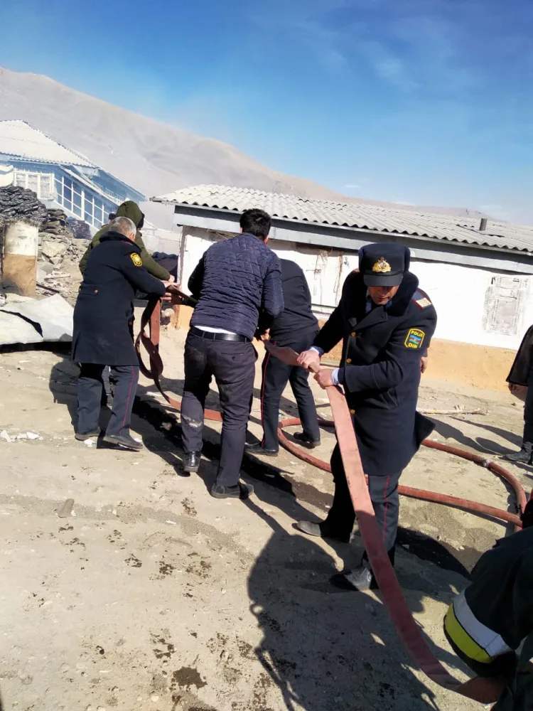 Polislər Qubada yanan evlərin söndürülməsinə - BELƏ KÖMƏK ETDİLƏR - FOTOLAR
