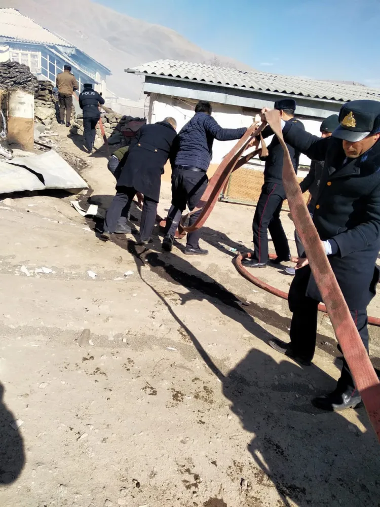 Polislər Qubada yanan evlərin söndürülməsinə - BELƏ KÖMƏK ETDİLƏR - FOTOLAR