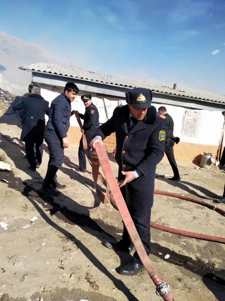 Polislər Qubada yanan evlərin söndürülməsinə - BELƏ KÖMƏK ETDİLƏR - FOTOLAR