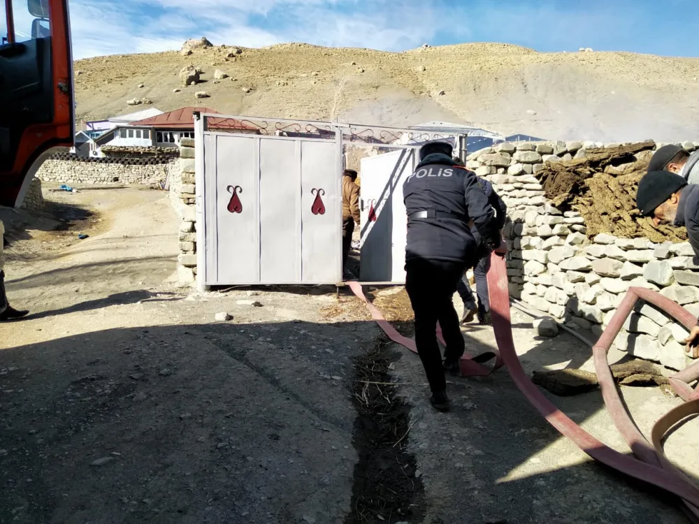 Polislər Qubada yanan evlərin söndürülməsinə - BELƏ KÖMƏK ETDİLƏR - FOTOLAR