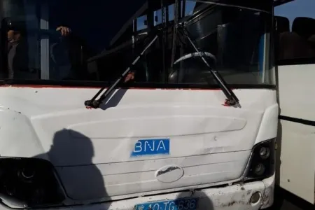 Bakıda bir-biri ilə ötüşən avtobuslar toqquşdu - – FOTO