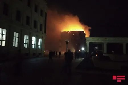 Neftçalada dördmərtəbəli bina yanır