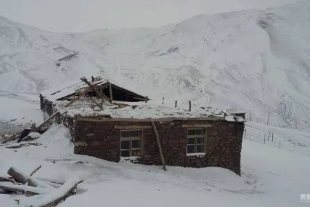 Güclü külək Qubada məktəbin damını uçurdu - FOTO