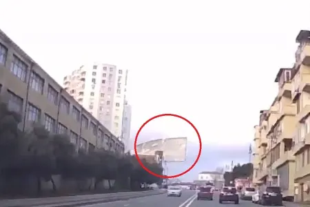 Bakıda külək binanın damını belə uçurdu - QORXUNC HADİSƏNİN VİDEOSU
