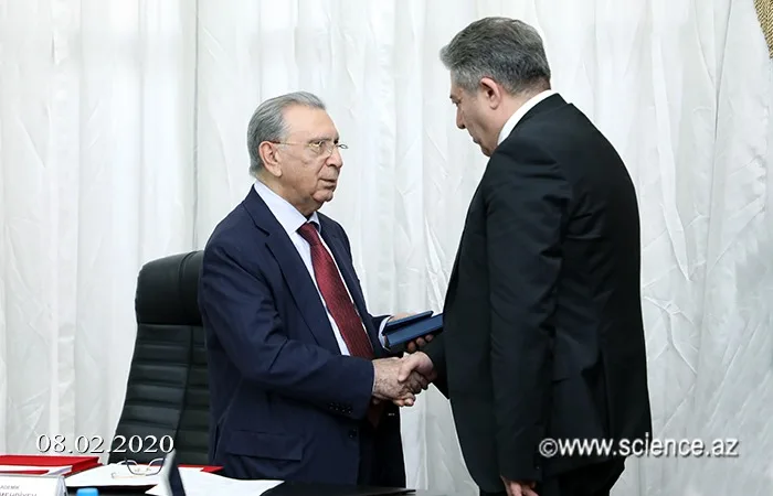 Fiziki İnstitutunun direktoru medalla - TƏLTİF OLUNDU