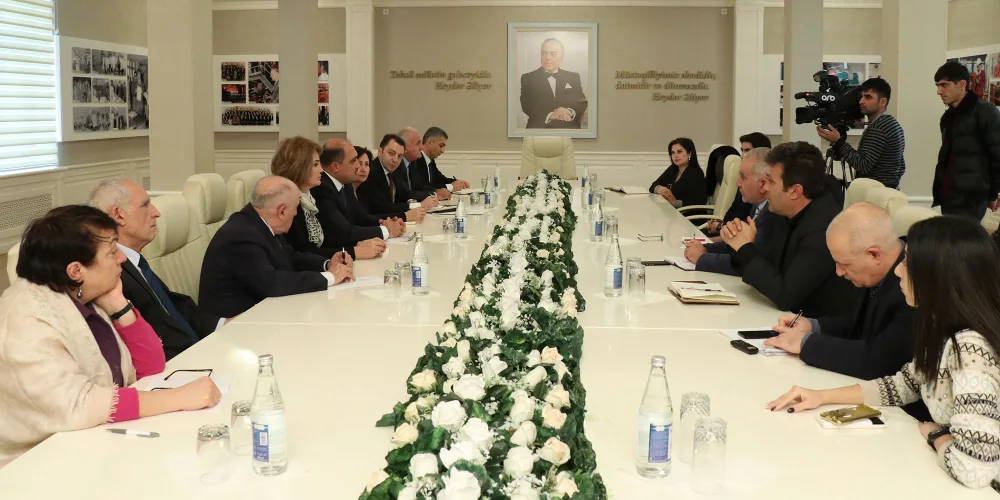 İctimai Şurada məktəbli formalarına dair - MÜZAKİRƏLƏR KEÇİRİLDİ