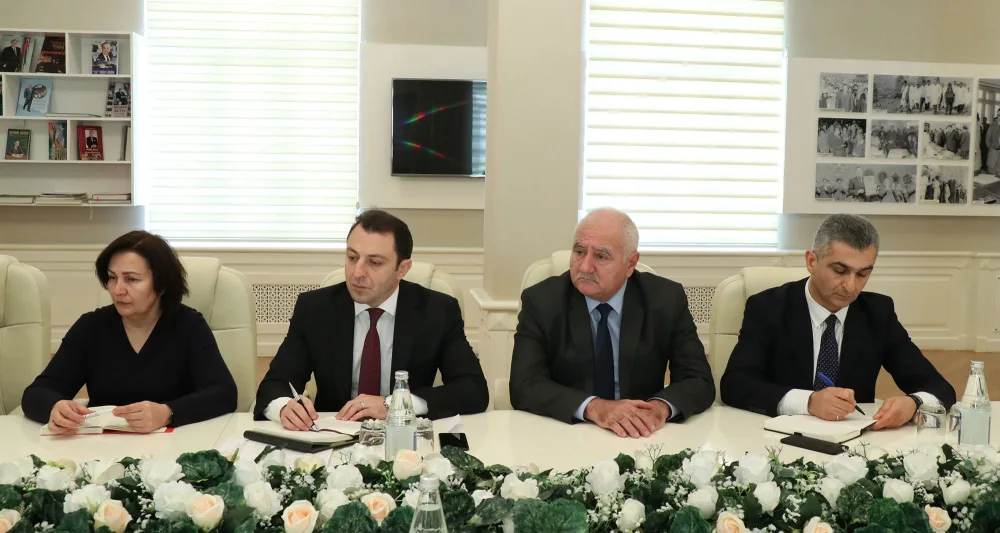 İctimai Şurada məktəbli formalarına dair - MÜZAKİRƏLƏR KEÇİRİLDİ