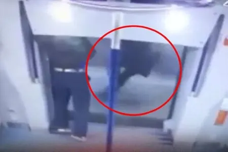 Metroda şok hadisə! - HƏRƏKƏTDƏ OLAN QATARDAN TULLANDI