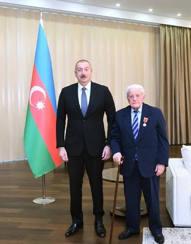 Prezident Əlibaba Məmmədova “Şərəf” ordenini təqdim etdi - FOTO