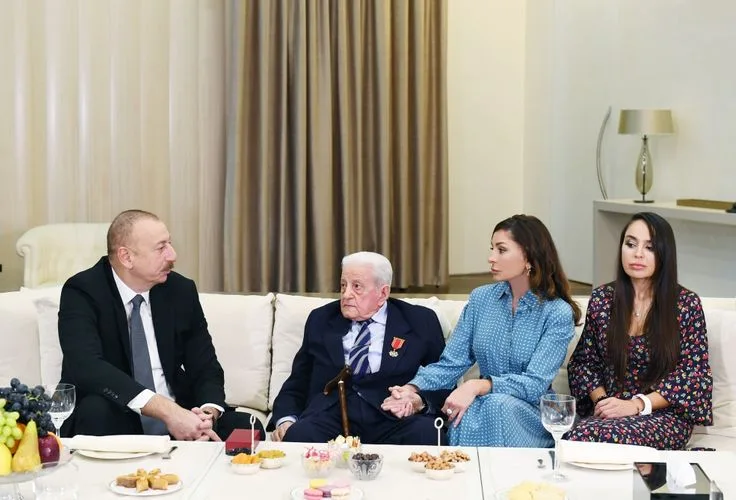 Prezident Əlibaba Məmmədova “Şərəf” ordenini təqdim etdi - FOTO
