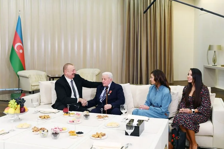 Prezident Əlibaba Məmmədova “Şərəf” ordenini təqdim etdi - FOTO