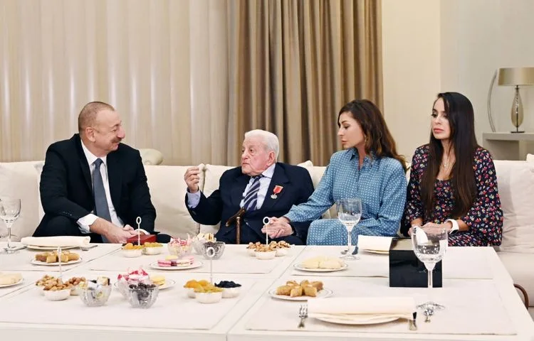 Prezident Əlibaba Məmmədova “Şərəf” ordenini təqdim etdi - FOTO