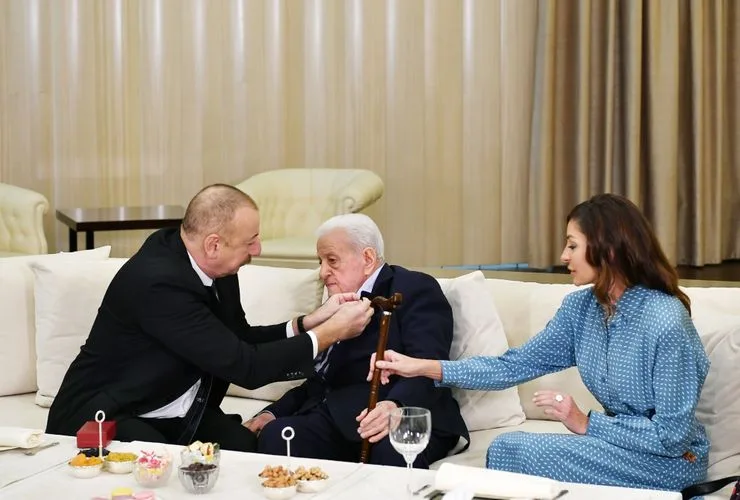 Prezident Əlibaba Məmmədova “Şərəf” ordenini təqdim etdi - FOTO